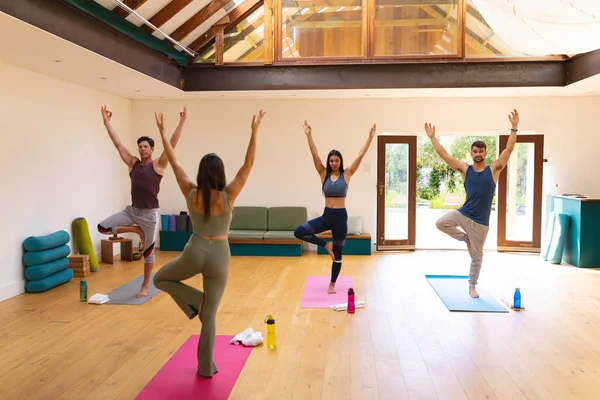 Instruktorin Zeigt Männern Und Frauen Auf Matten Yoga Studio Yoga — Stockfoto