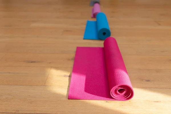 Yoga Stüdyosunun Ahşap Zeminine Dizilmiş Spor Paspasları Fotokopi Alanı Fitness — Stok fotoğraf