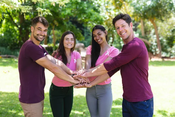 Porträtt Glada Multiraciala Vänner Stapla Händerna Bröstcancer Medvetenhet Kampanj Parken — Stockfoto