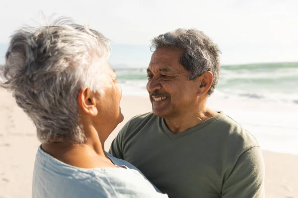 Glückliche Senioren Und Frauen Die Sich Sonnigen Strand Lächelnd Anschauen — Stockfoto