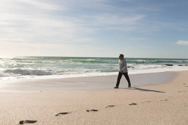 Полная Длина Пожилого Отставного Расового Человека Идущего Берегу Пляже Против — стоковое фото