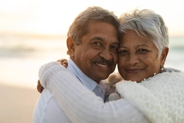 Retrato Una Sonriente Pareja Birracial Recién Casada Abrazándose Playa Atardecer — Foto de Stock