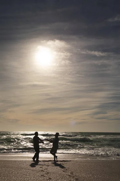 Полная Длина Многорасовой Пожилой Пары Танцующей Берегу Пляже Против Неба — стоковое фото