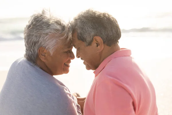 Romántica Pareja Multirracial Senior Tocando Frente Mientras Miran Playa Soleada — Foto de Stock