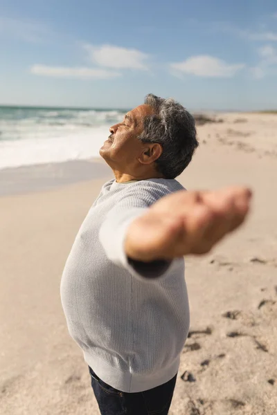 Вид Сбоку Бирасового Пожилого Человека Закрытыми Глазами Вытянутыми Руками Пляже — стоковое фото