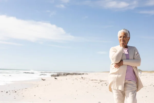 Συνταξιούχος Biracial Ηλικιωμένη Γυναίκα Χέρι Στο Πηγούνι Μελετά Στην Παραλία — Φωτογραφία Αρχείου