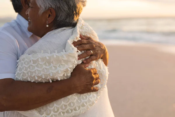 Midsection Recém Casados Casal Multirracial Sênior Abraçando Uns Aos Outros — Fotografia de Stock