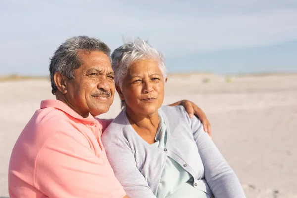 Casal Seniores Multirraciais Pensativo Olhando Embora Enquanto Relaxa Praia Dia — Fotografia de Stock