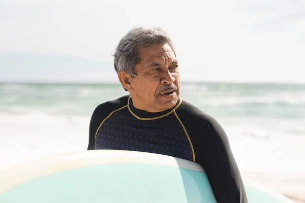 Homme Âgé Biracial Retraité Regardant Loin Tenant Planche Surf Plage — Photo