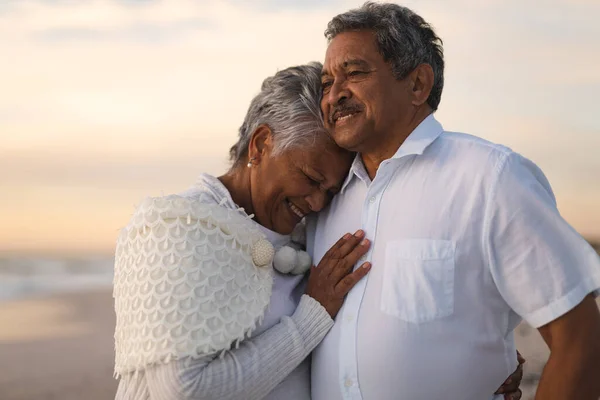 Mujer Biracial Mayor Sonriente Abrazando Hombre Mirando Hacia Otro Lado — Foto de Stock