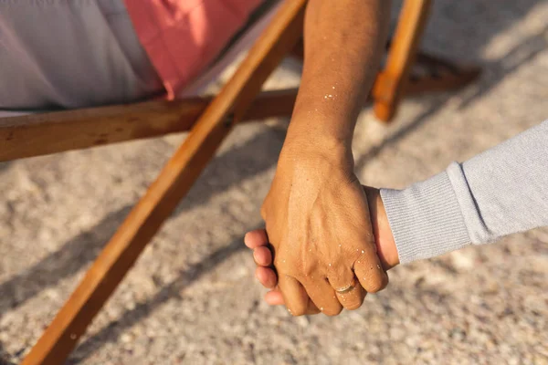 Imagem Recortada Casal Sênior Mãos Dadas Enquanto Desfruta Aposentadoria Praia — Fotografia de Stock