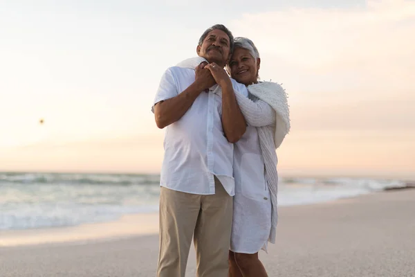 Feliz Recién Casada Pareja Multirracial Mayor Abrazándose Playa Contra Cielo —  Fotos de Stock