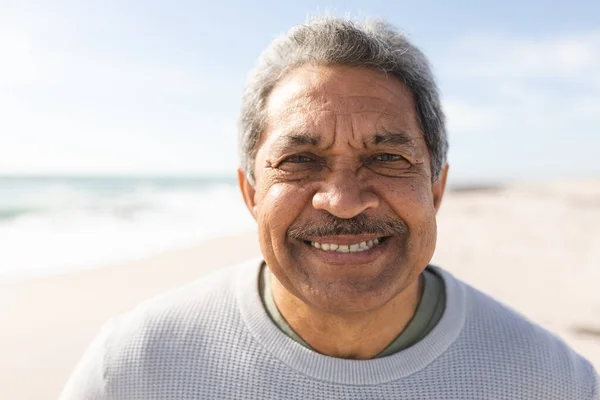 Retrato Cerca Anciano Birracial Sonriente Con Bigote Playa Durante Día — Foto de Stock