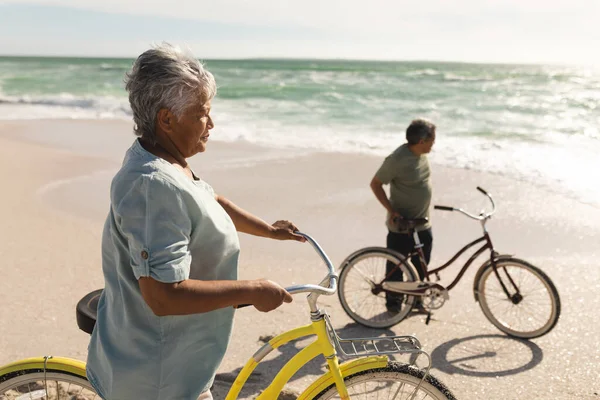 Vue Latérale Femme Âgée Biraciale Homme Avec Des Vélos Plage — Photo