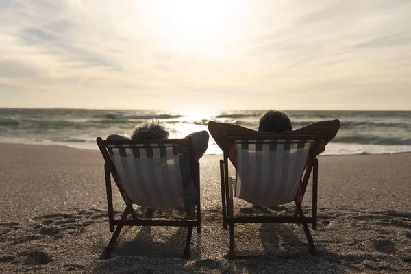 Emerytowany Starszy Wielorasowy Para Relaks Siedząc Składanych Krzesłach Patrząc Morze — Zdjęcie stockowe