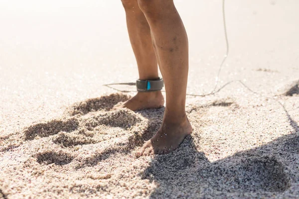 Baixa Seção Homem Com Pés Descalços Trela Prancha Tornozelo Praia — Fotografia de Stock