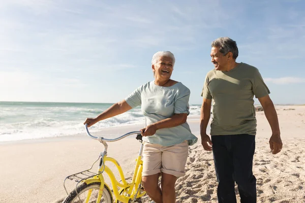 Heureuse Femme Biraciale Âgée Vélo Roues Parler Avec Homme Plage — Photo