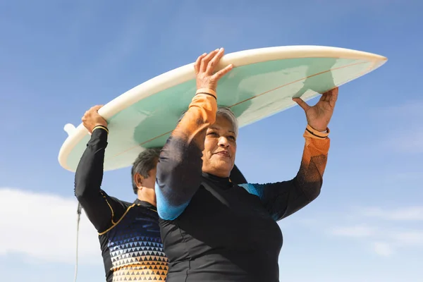 Low Angle View Van Senior Multiraciale Paar Dragen Surfplank Hoofden — Stockfoto