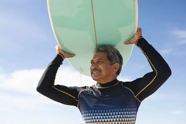 Lage Hoek Uitzicht Van Glimlachende Biracial Senior Man Dragen Surfplank — Stockfoto