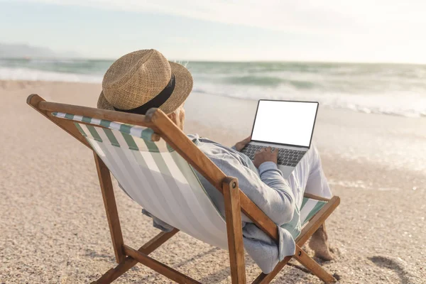 Důchodu Maturitní Starší Žena Nosí Klobouk Pomocí Notebooku Prázdnou Obrazovkou — Stock fotografie