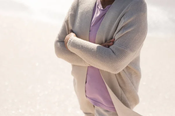 Midsection Woman Arms Crossed Standing Beach Sunny Day Lifestyle Weekend — Stock Photo, Image