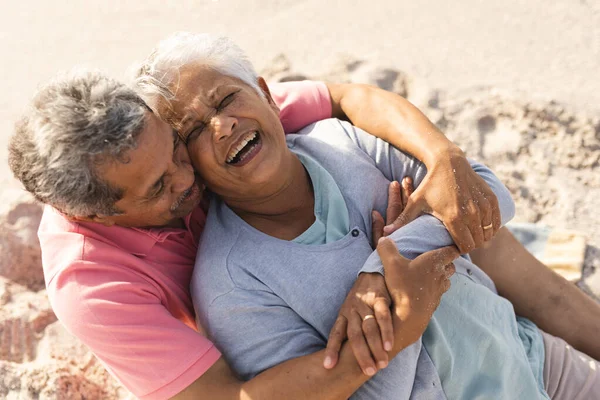 Biracial Hombre Mayor Abrazando Mujer Alegre Por Detrás Mientras Está — Foto de Stock