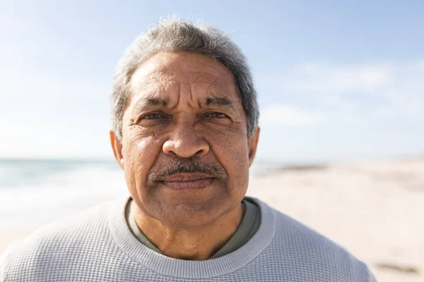 Retrato Cerca Del Hombre Mayor Birracial Con Bigote Playa Contra — Foto de Stock