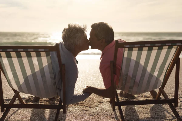 Gepensioneerd Senior Multiraciaal Koppel Dat Klapstoelen Zit Elkaar Kust Het — Stockfoto