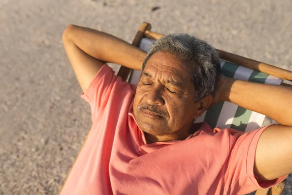 Hoge Hoek Uitzicht Gepensioneerde Senior Biracial Man Slapen Met Handen — Stockfoto