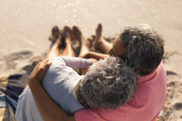 Hoge Hoek Uitzicht Liefdevolle Multiraciale Senior Paar Genieten Van Zonnige — Stockfoto