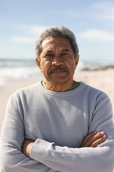 Potret Pensiunan Laki Laki Senior Birasial Dengan Lengan Disilangkan Pantai — Stok Foto