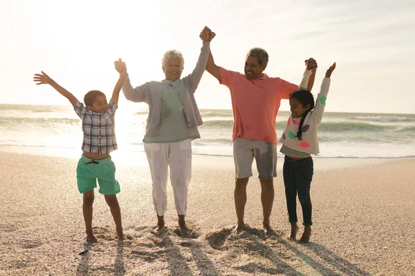 Longitud Completa Felices Abuelos Nietos Multirraciales Tomados Mano Playa Contra —  Fotos de Stock