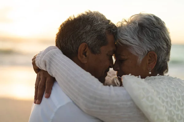 Side View Affectionate Newlywed Biracial Senior Bride Groom Embracing Sunset — Stock Photo, Image