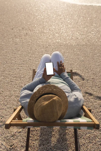 Biracial Senior Vrouw Met Behulp Van Blanco Scherm Smartphone Met — Stockfoto