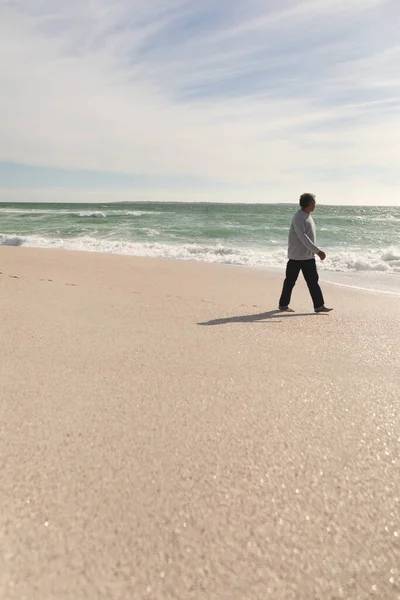 Comprimento Total Aposentado Biracial Homem Sênior Andando Praia Contra Céu — Fotografia de Stock