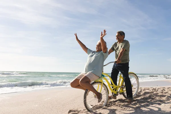 Alegre Pareja Multirracial Senior Disfrutando Jubilación Con Bicicleta Playa Día — Foto de Stock