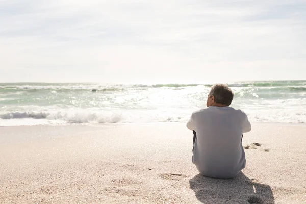 Widok Dwurasowego Seniora Patrzącego Horyzont Nad Morzem Brzegu Plaży Słoneczny — Zdjęcie stockowe