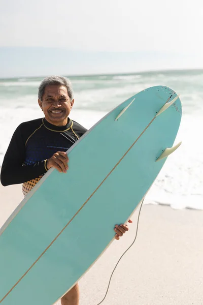 Ritratto Uomo Anziano Sorridente Che Tiene Tavola Surf Blu Sulla — Foto Stock