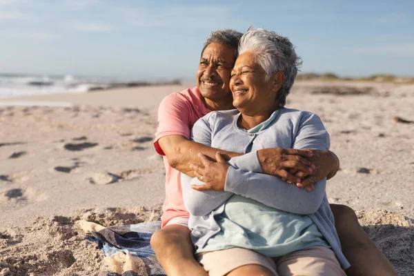 Sorrindo Casal Multirracial Sênior Sentados Juntos Enquanto Olha Para Praia — Fotografia de Stock