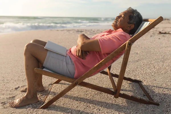 Вид Сбоку Пожилого Мужчины Ноутбуком Спящего Раскладном Стульчике Расслабляющемся Пляже — стоковое фото