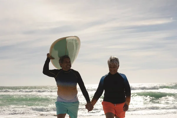 Lächelnder Älterer Mann Mit Surfbrett Auf Dem Kopf Während Eine — Stockfoto