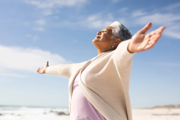 Eine Lächelnde Seniorin Genießt Einem Sonnigen Tag Den Ruhestand Mit — Stockfoto