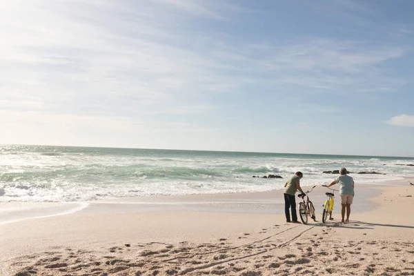 Comprimento Total Casais Seniores Multirraciais Andando Com Bicicletas Praia Durante — Fotografia de Stock