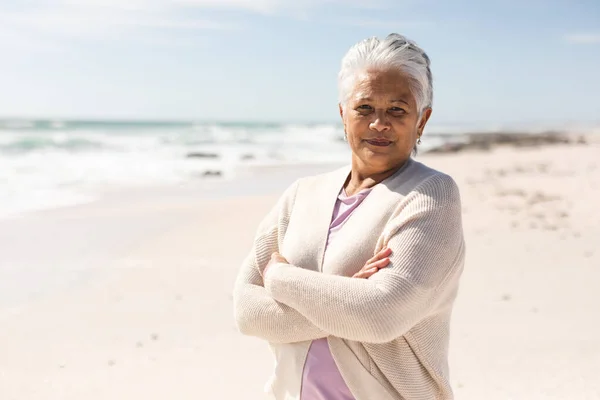 Portrait Femme Biraciale Âgée Retraite Avec Les Bras Croisés Plage — Photo