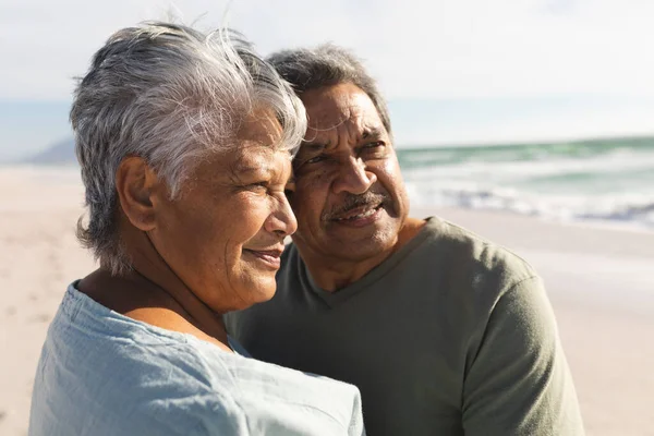 晴れた日にビーチに立っている間に一緒に離れて見て思慮深い高齢者の多人種のカップル ライフスタイル愛週末 — ストック写真