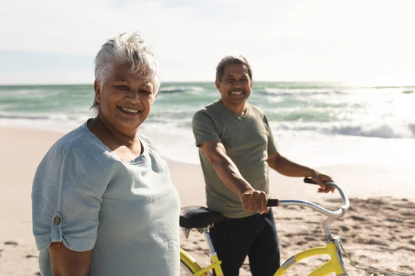 Portrait Couple Retraité Souriant Qui Roule Vélo Sur Plage Par — Photo