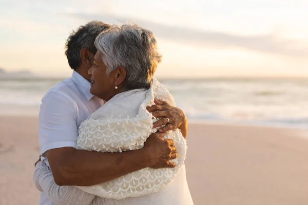 Heureux Jeune Marié Multiracial Mariée Senior Marié Embrassant Autre Plage — Photo