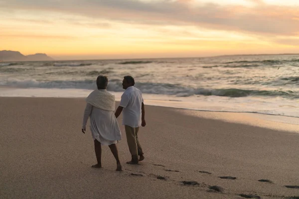 Longitud Completa Pareja Biracial Senior Caminando Juntos Playa Durante Atardecer — Foto de Stock
