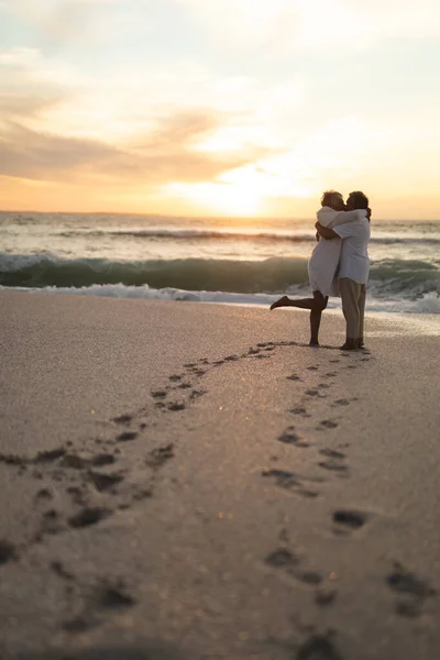 日落时站在海滩上亲热的新婚夫妇的全长亲吻 生活方式 爱情和周末 — 图库照片
