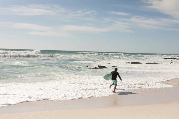 Homme Âgé Biracial Avec Planche Surf Long Côte Plage Par — Photo